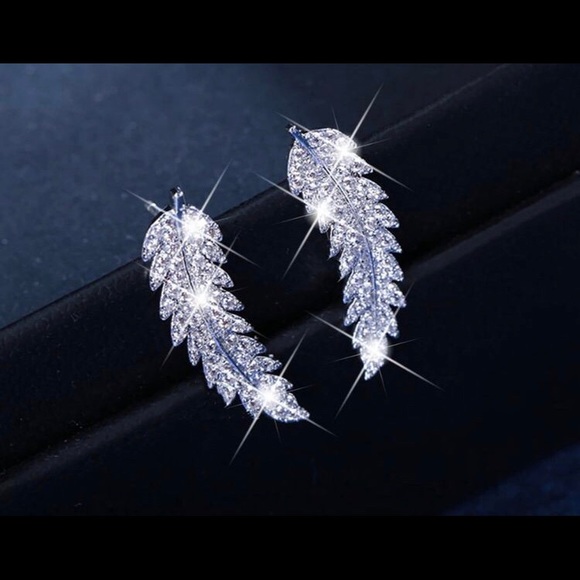 Jewelry - SILVER TONE Feather Ear Climber